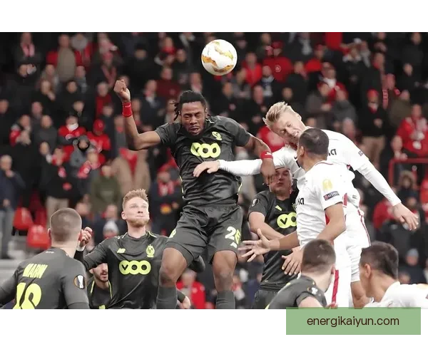 足球豪门对决引发关注，球队状态及表现将成为关键因素